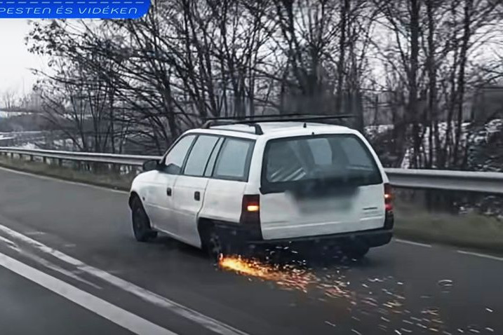 Fotó: YouTube Csillagszóró újragondolva: felnijét ledarálva repesztett az autópályán a sofőr + VIDEÓ