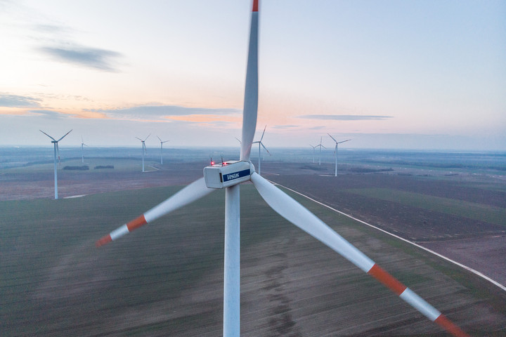 Fotó: MH archív / Katona László Még több szélenergiát a hálózatba!