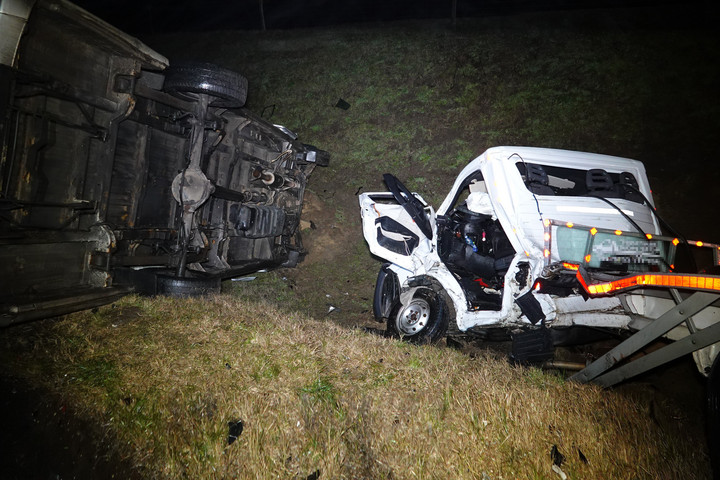 Fotó: MTI/Donka Ferenc Trélerbe csapódott egy kisbusz az M5-ös autópályán