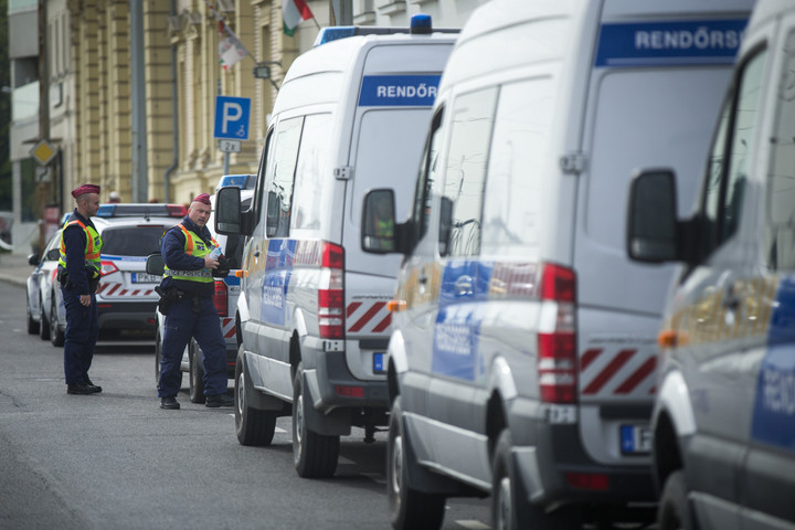Kerekek nélküli autó csapódott egy budapesti körforgalomba