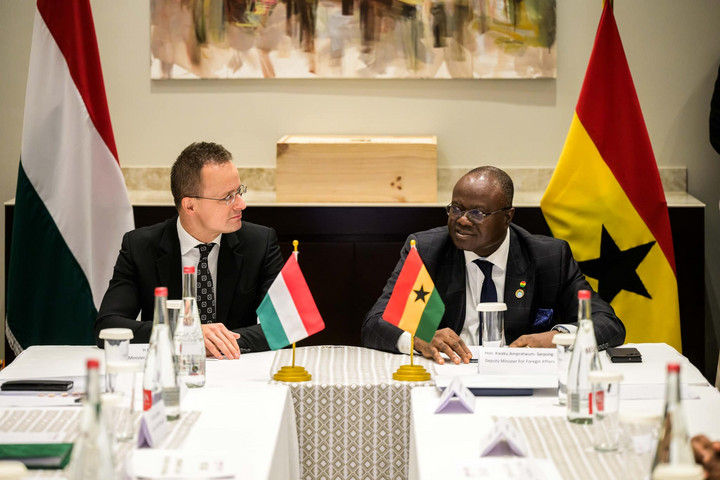 Fotó: Facebook/Szijjártó Péter Szijjártó Péter: Az ANY Biztonsági Nyomda gyárthat biometrikus útlevelet Ghánában