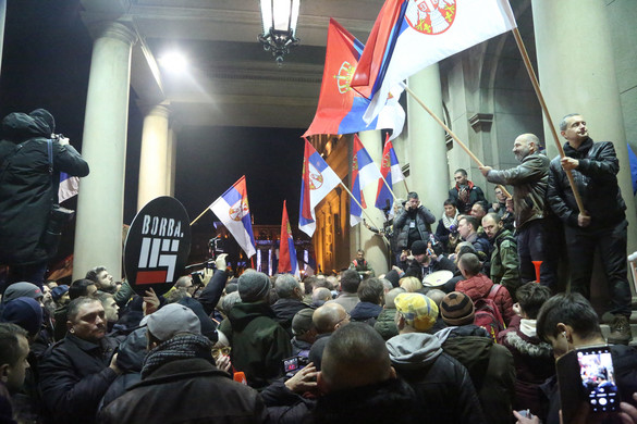 Durvul a helyzet Szerbiában, Vucic nyugalomra int