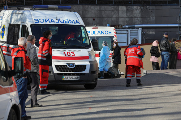 Kiugrott egy férfi a hadkiegészítő parancsnokság épületének ablakán Csernyivciben