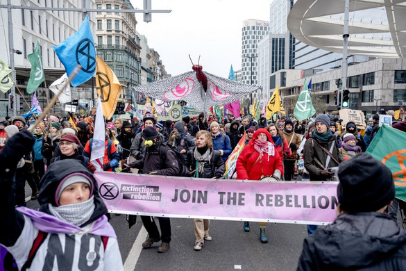 Klímacsúcs - Klímaaktivisták ezrei követeltek határozottabb éghajlatvédelmi intézkedéseket Brüsszelben