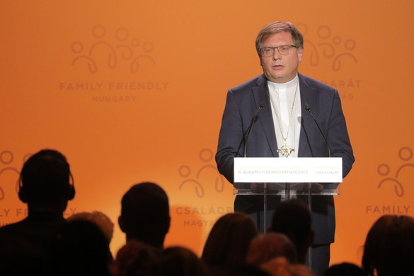 Fabiny Tamás: Jézus születése Isten mosolya komor világunkban