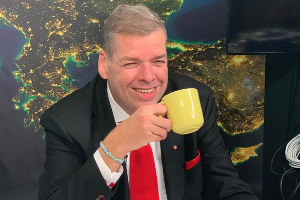 Megdöbbent Schmuck Andor