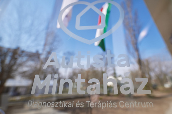 Átadták Magyarország első, autistáknak kialakított mintalakását