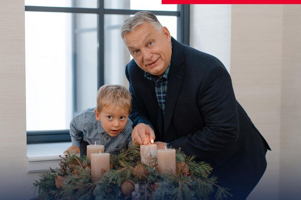 Unokájával együtt gyújtotta meg az adventi koszorú első gyertyáját Orbán Viktor