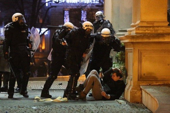 Rendőrök sérültek meg, tüntetőket állítottak elő Belgrádban