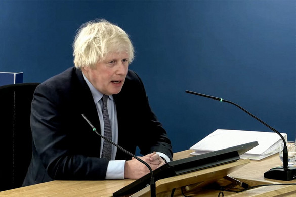 Boris Johnson sajnálatát fejezte ki a járványban elhunytak miatt