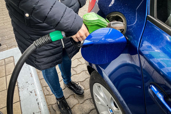 Szakértők elmagyarázták, miért veszélyes járó motorral tankolni