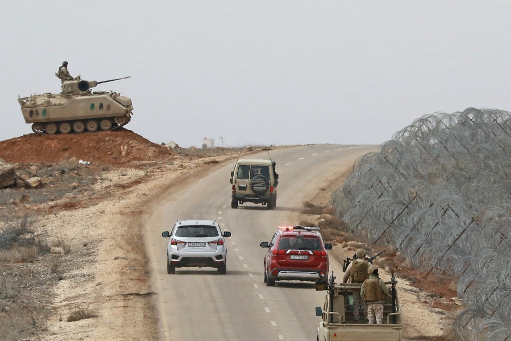 Sivatagi határállomás valahol Jordánia mélyén. A katonák nem viccelnek, éles lőszerrel lőnek célba arra, aki nem követi az utasításaikat