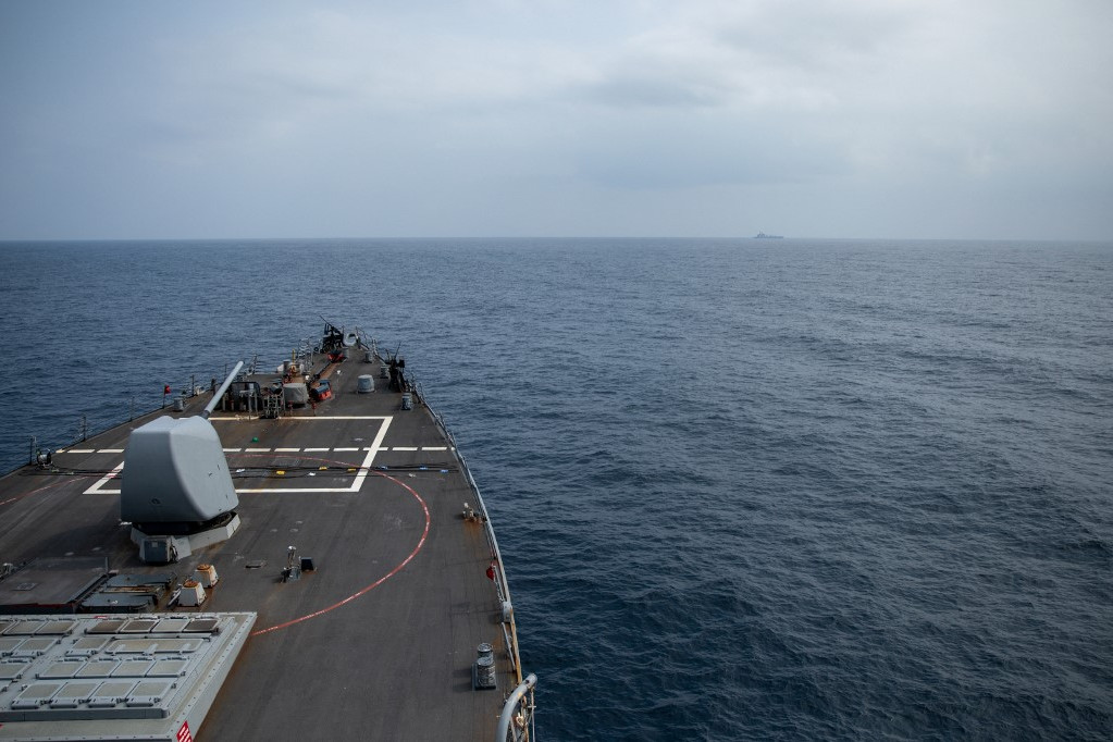 Amerikai hadihajó valahol a Vörös-tengeren, közel Jemen partjaihoz