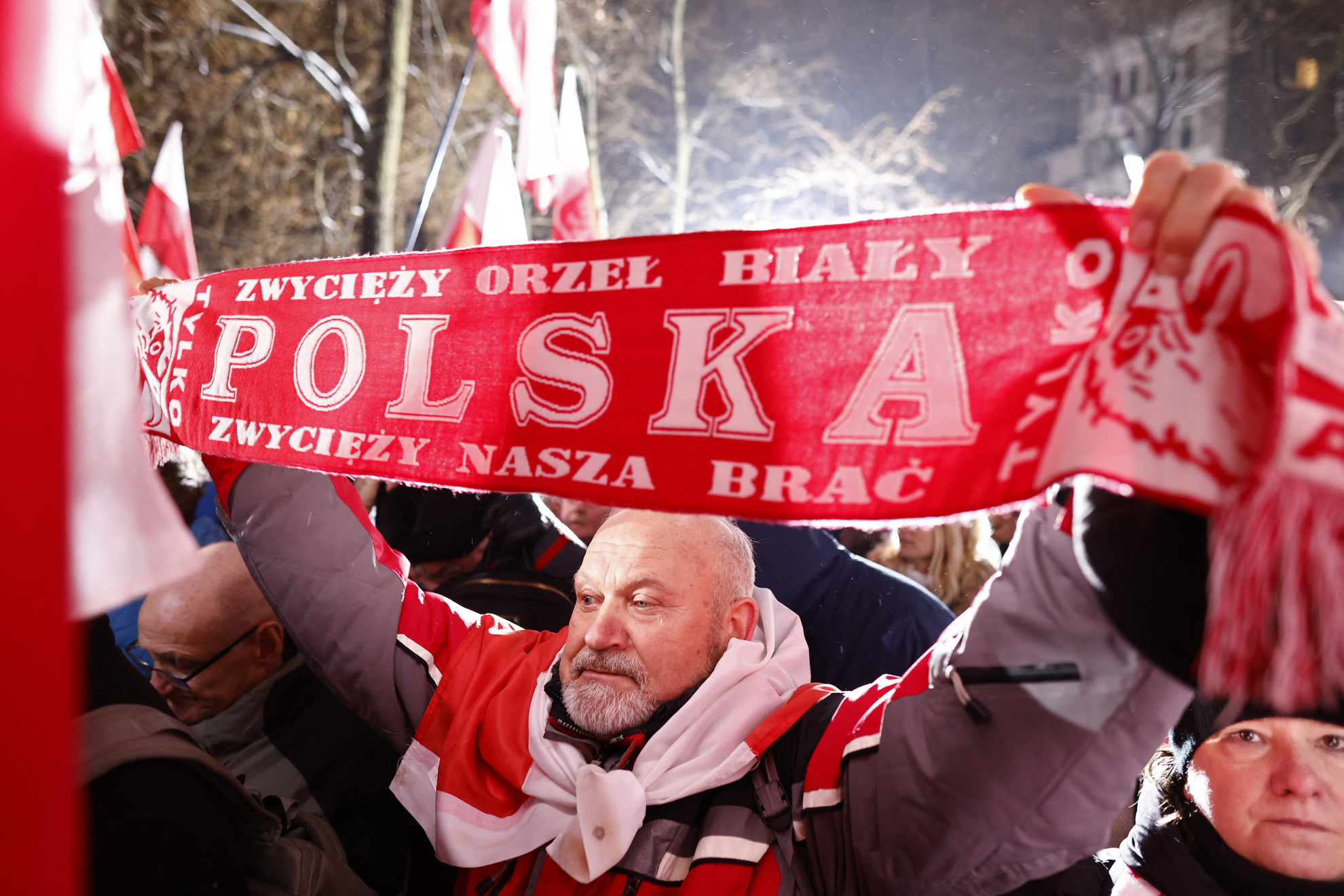 A Jog és Igazságosság (PiS) párt támogatói tüntetnek a közmédia kormány által kezdeményezett átalakítása ellen Varsóban 2024. január 11-én