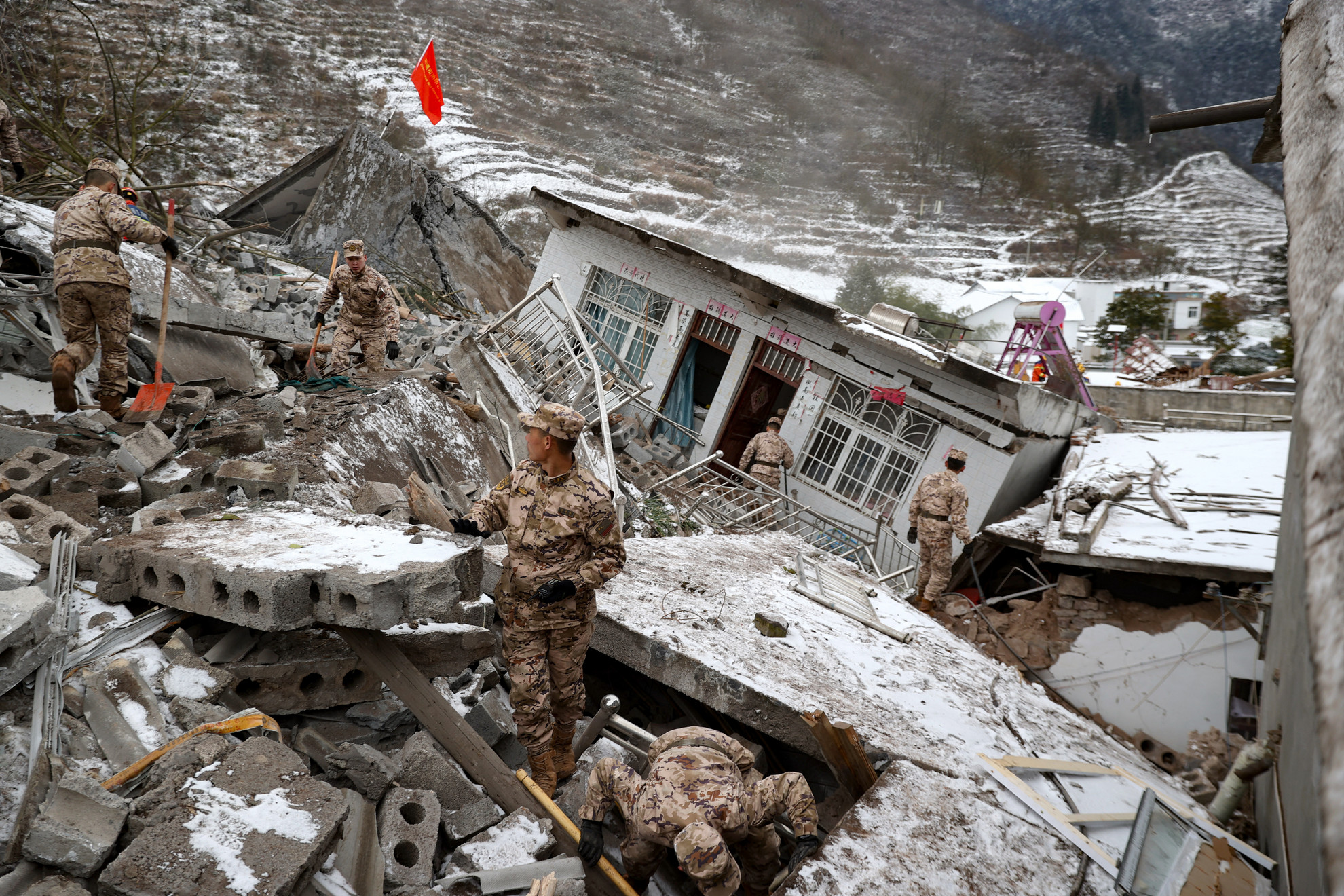 Katonák keresik az eltűnt áldozatokat a földcsuszamlást követően Liangshui faluban a délnyugat-kínai Jünnan tartományban 2024. január 22-én
