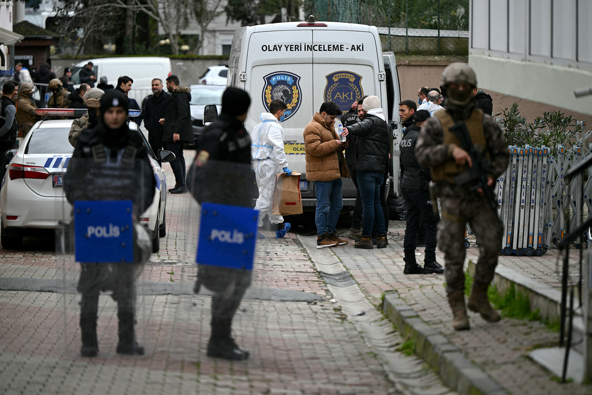 Fotó: AFP/Ozan Kose Isztambulban rendőrök biztosítják és átvizsgálják a helyszínt, miután 2024. január 28-án két azonosítatlan fegyveresek tüzet nyitottak a Santa Maria templomban a vasárnapi istentiszteleten résztvevő emberekre, és megölt egy embert és többeket megsebesített