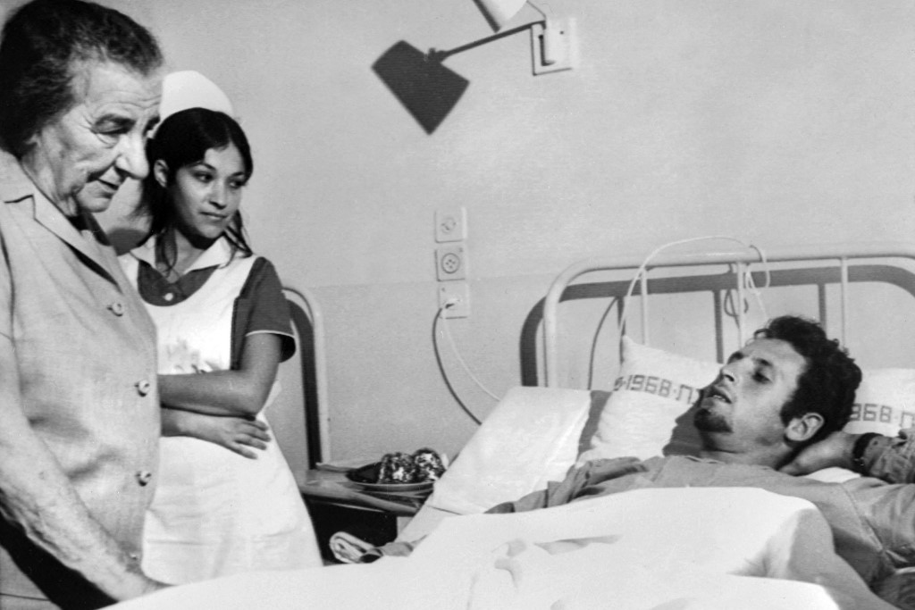 Golda Meir látogatóban egy kórházban az 1973-as arab-izraeli háború idején