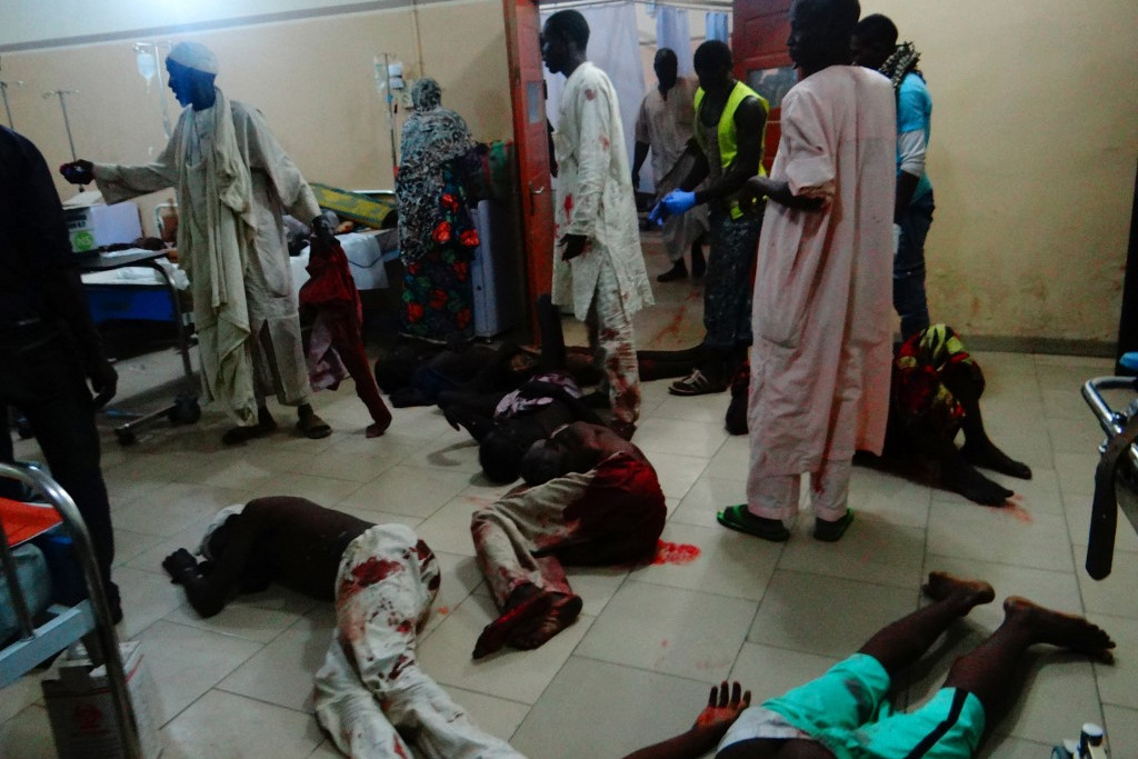Fotó: AFP / Stinger Egy női öngyilkos merénylő sérült áldozatai fekszenek a padlón orvosi ellátásra várva az északkelet-nigériai Maiduguri kórházban 2017. augusztus 15-én
