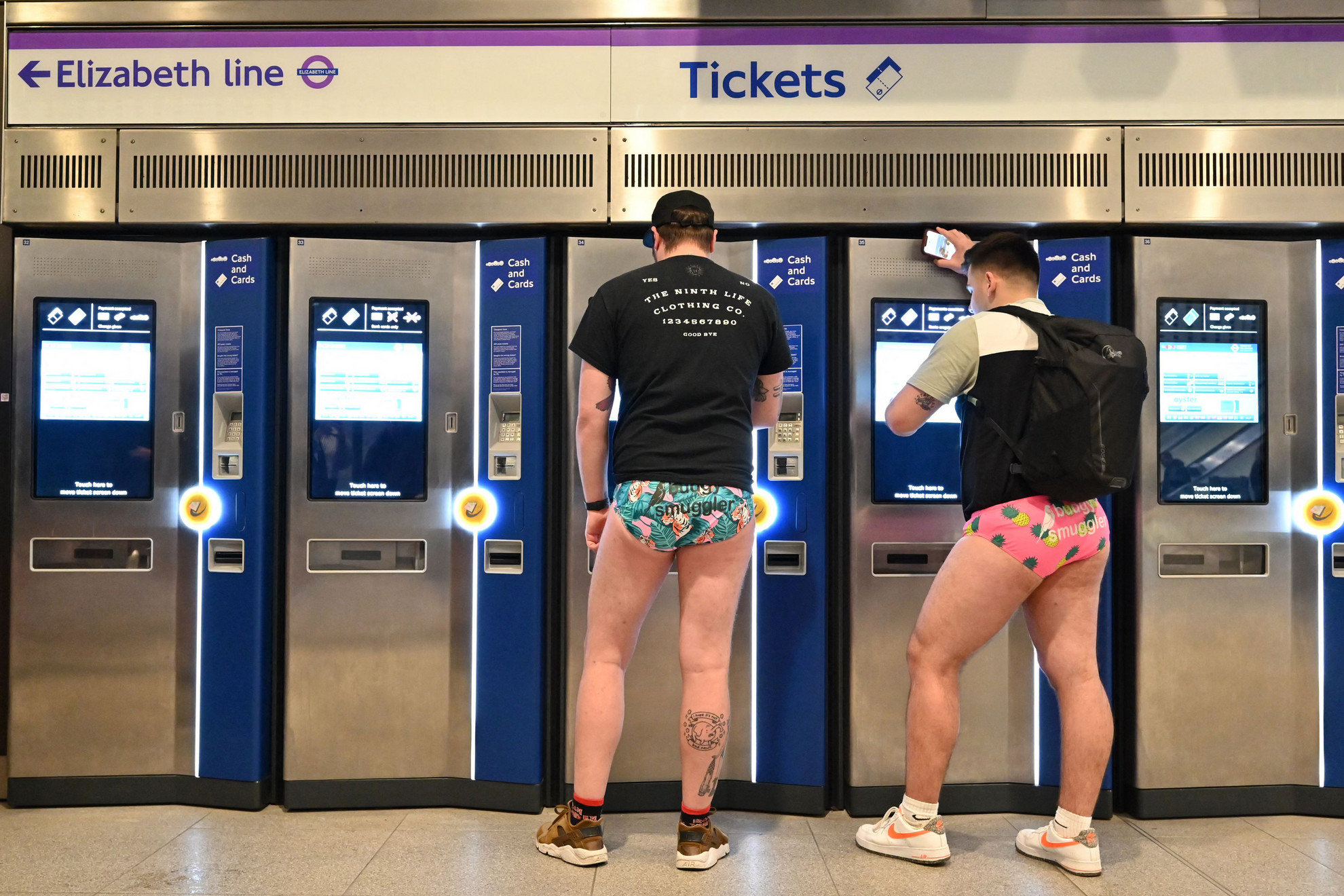 Fotó: AFP/Justin Tallis A nadrág nélküli metrózás napján London központjában 2023. január 8-án. 2023-ban 12. alkalommal került megrendezésre a No Trousers on the Tube Ride (Nincs nadrág a metrón verseny) elnevezésű éves londoni metrótúra. A különös szokás 2002-ben indult a New York-i metróban hét nadrág nélküli résztvevővel. Azóta számos város csatlakozott az eseményhez az világ több pontjáról