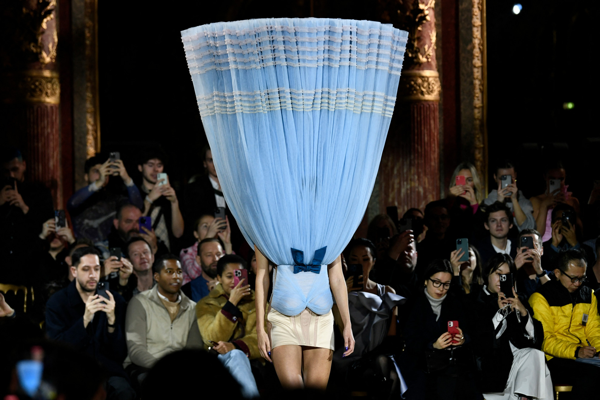 Fotó: AFP/Stephane De Sakutin Egy modell bemutatja a Viktor&Rolf egyik kreációját a 2023-as tavaszi-nyári Haute-Couture divathéten Párizsban 2023. január 25-én