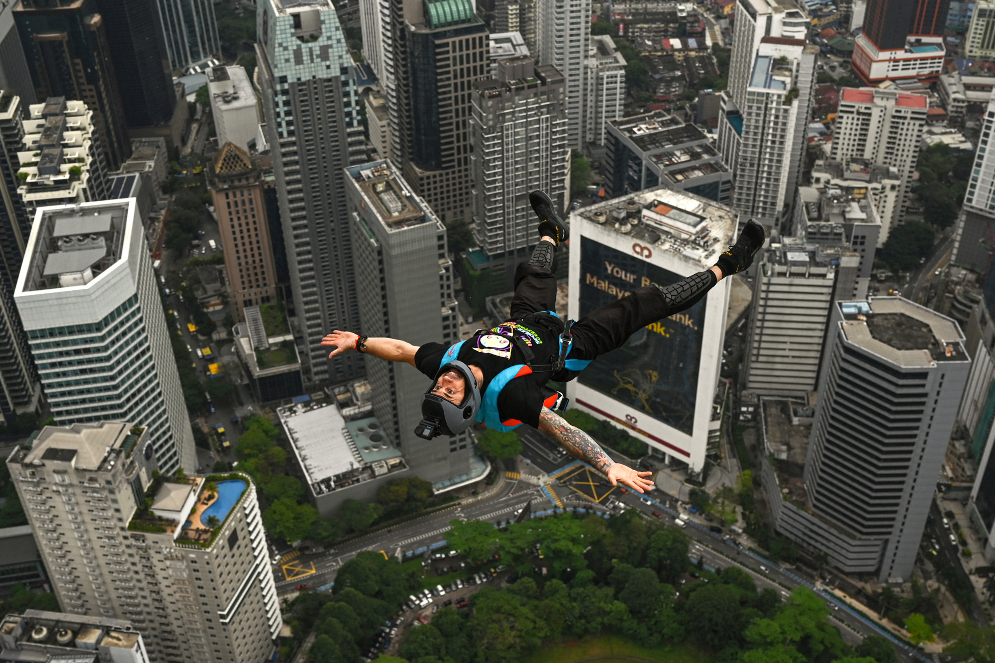 Fotó: AFP/Mohd Rasfan Az ausztrál Chris Mcdougall bázisugró leugrik a 300 méter magas Kuala Lumpur torony tetejéről a Nemzetközi Toronyugró verseny során Kuala Lumpurban, Malajziában 2023. február 3-án