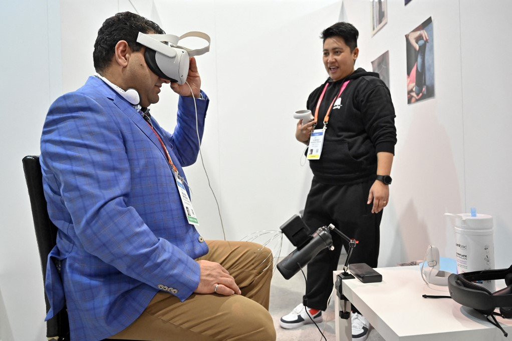 VR-fejhallgatós látogató az idei CES-en