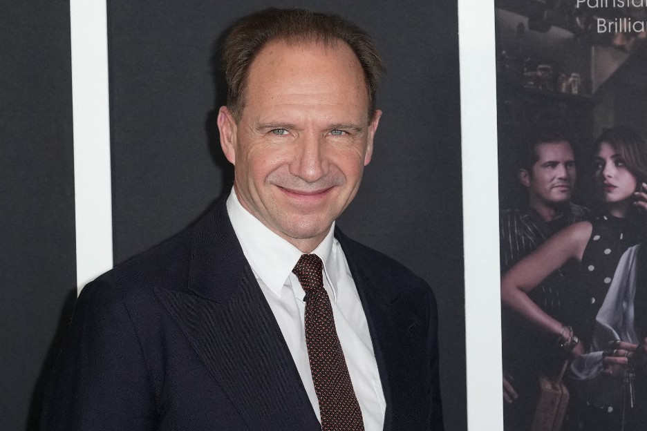 A Hollywoodban élő Ralph Fiennes nem feledkezett el szülőfalujáról