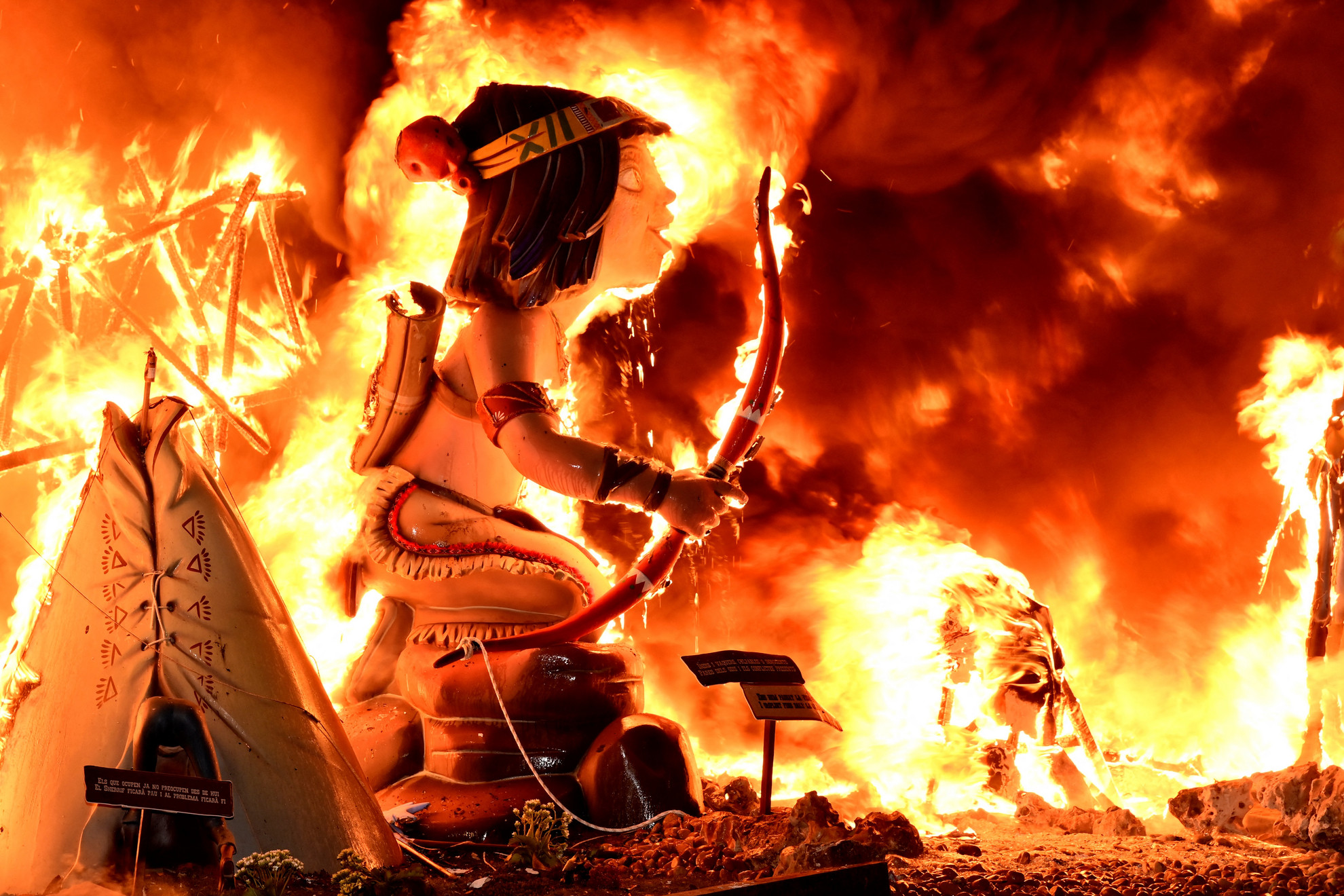 Fotó: AFP/Jose Jordan Ninotok (hatalmas, díszes kartonszobrok, amelyeket azért készítenek, hogy elégessék őket) égnek a valenciai Fallas fesztivál utolsó éjszakáján, 2023. március 19-én. A kartonszoborkat Valencia utcáin égetik el minden évben San Jose, az ácsok védőszentjének tiszteletére