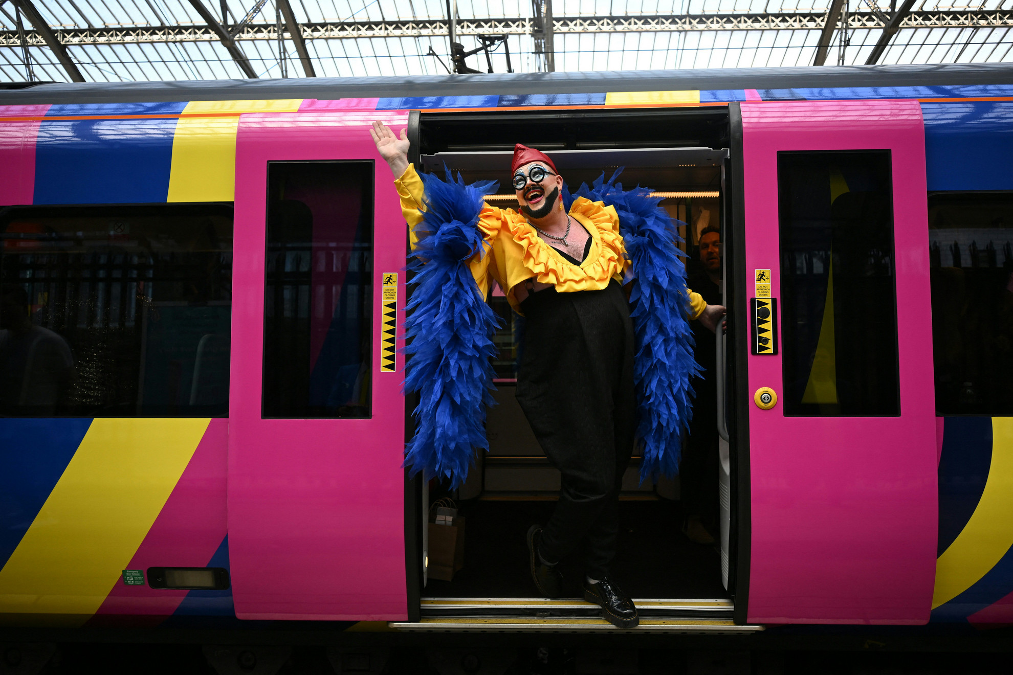 Fotó: AFP/Paul Ellis Egy Eurovíziós szuperrajongó érkezik az észak-angliai Liverpoolban lévő Lime Street pályaudvarra, a dalfesztivál első elődöntőjére 2023. május 9-én. Az angol Liverpool városa adott otthont szombaton a rendezvénynek, miután az Egyesült Királyság a háború miatt beleegyezett, hogy a 2022-es győztes Ukrajna helyett megrendezi a versenyt