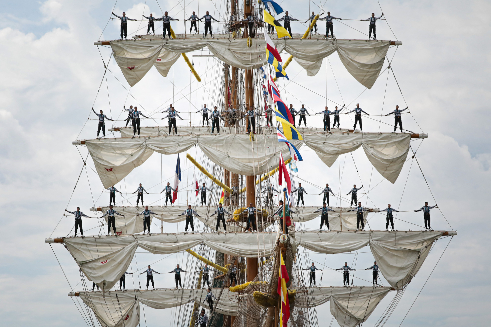 Fotó: AFP/Lou Benoist Matrózok a Cuauhtemoc vitorláin, amint a hajó elhagyja az északnyugat-franciaországi Rouen-t az Armada 2023 rendezvényt lezáró nagy parádén, 2023. június 18-án