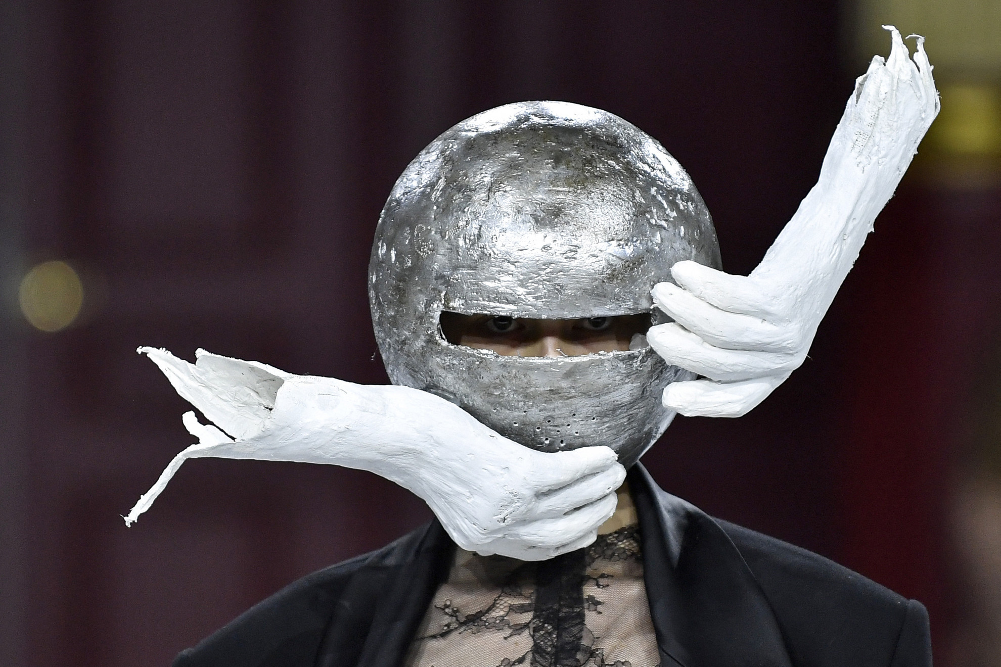 Fotó: AFP/Julien De Rosa Egy modell bemutatja Juana Martin spanyol tervező egyik kreációját a 2023-as őszi/téli 2023/2024-es női Haute-Couture divathéten Párizsban, 2023. július 6-án