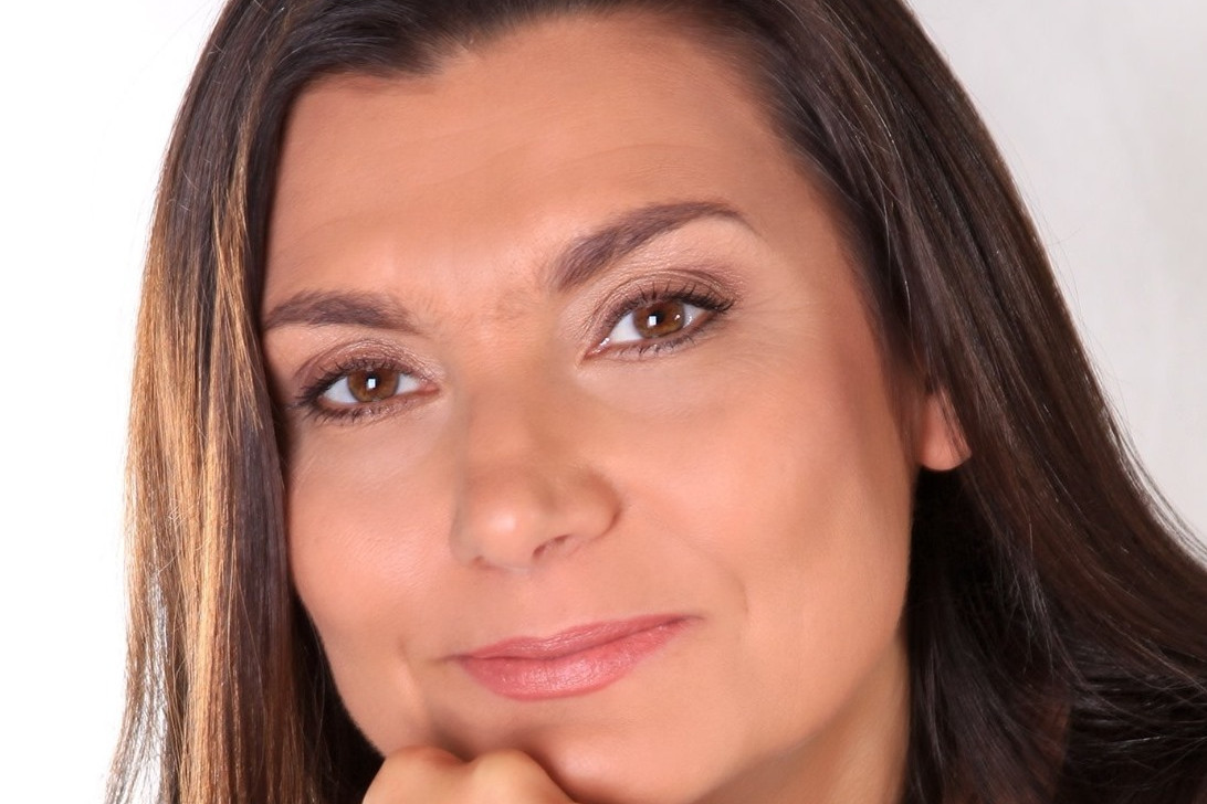 Klinger Mária pszichológus Lőrinc Attilá család- és rendszerterapeutával közös előadásán a  sikeres párterápia végén zajló közös meseszövést mutatja be