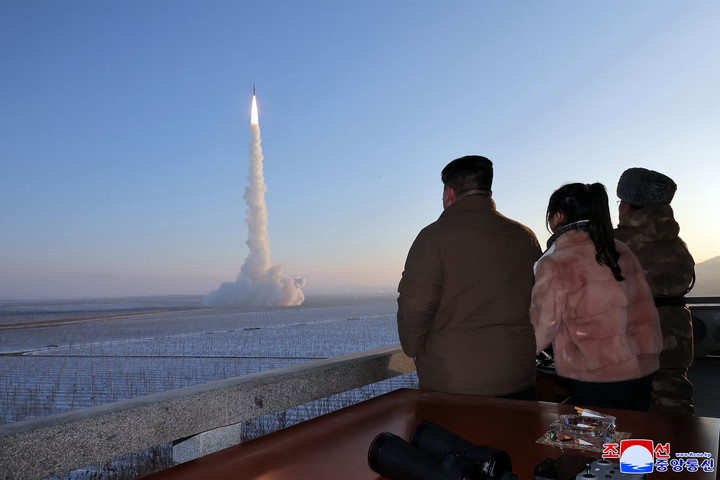 Fotó: AFP/KNS/KCNA/STR Észak-Korea manőverező robotrepülőgépeket lőtt ki