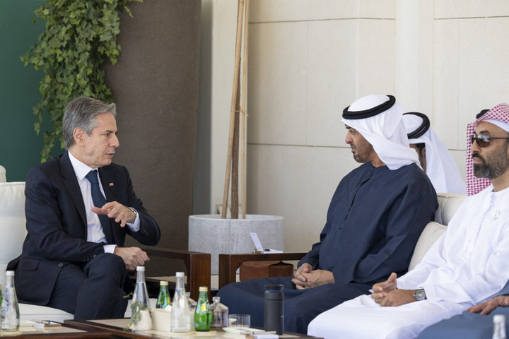 Fotó: AFP/UAE Presidential Court/Abdulla Al Bedwawi Antony Blinken arab vezetőkkel tárgyal