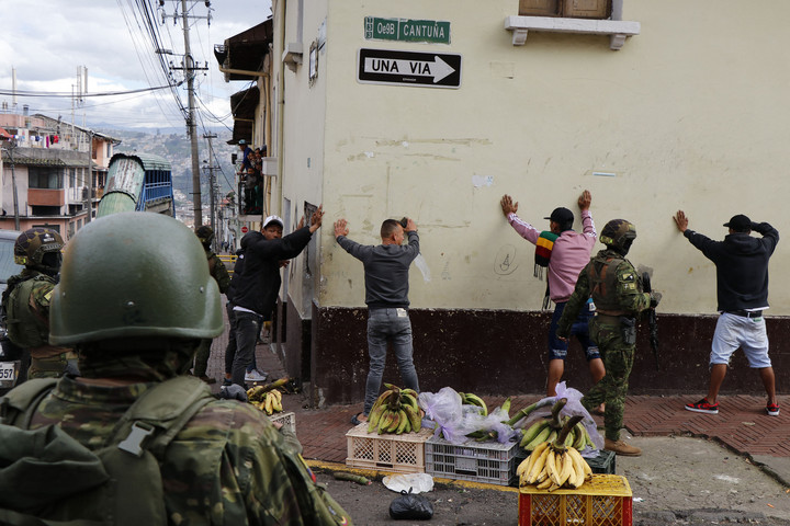 Fotó: AFP/Stringer Ecuadorban több száz feltételezett bandatagot vettek őrizetbe a biztonsági erők