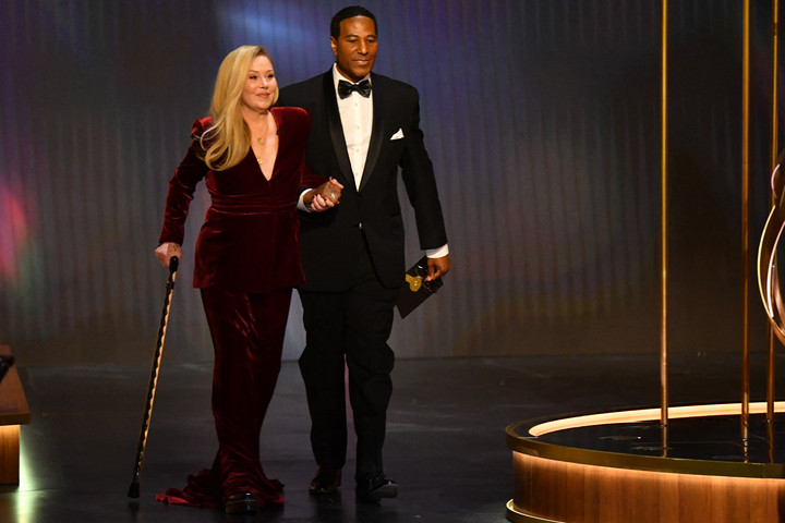 Fotó: AFP/Valerie Macon A szklerózis multiplexszel küzdő Christina Applegate viccelődött az Emmy-gálán + VIDEÓ