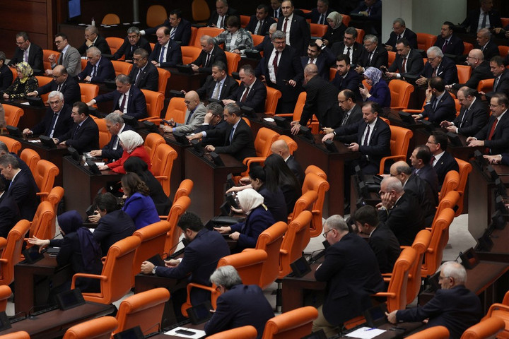 Törökországban megvonták parlamenti mandátumát egy emberi jogi ügyvédnek