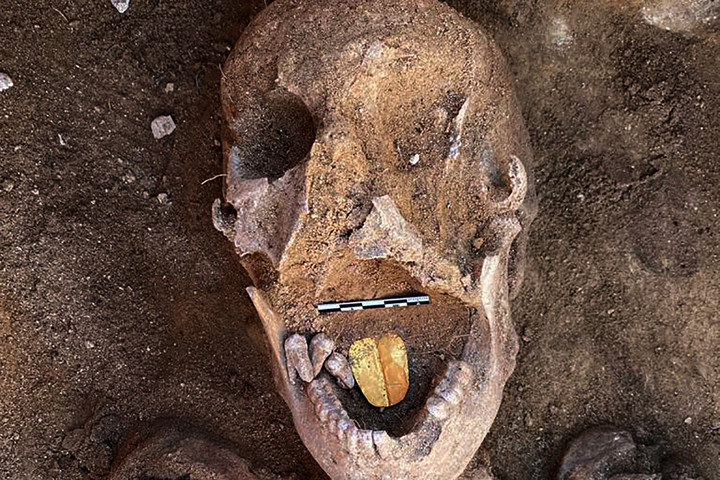 Fotó: AFP/Egyptian Ministry of Antiquities Az „istenek húsát" szimbolizáló két arany nyelvet tártak fel ókori egyiptomi múmiákban