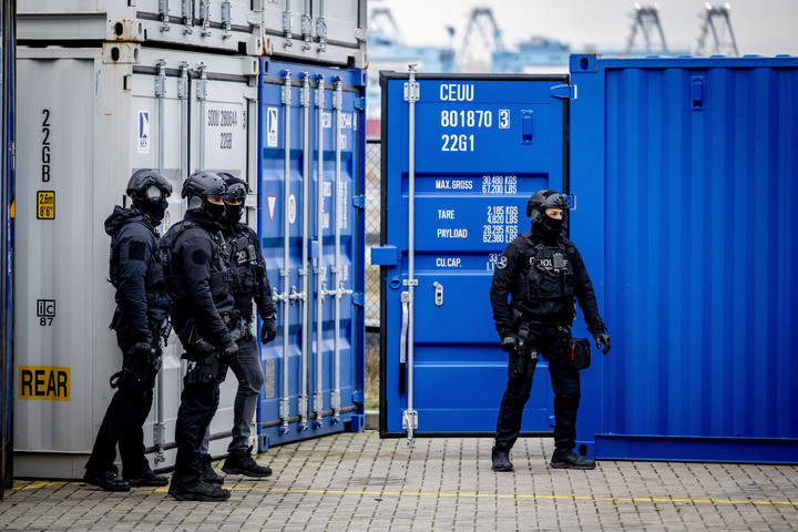 Fotó: ANP via AFP/Robin Utrecht Hollandiában letartóztattak három embert, akit az Oroszország elleni kereskedelmi szankciók kijátszásával vádolnak