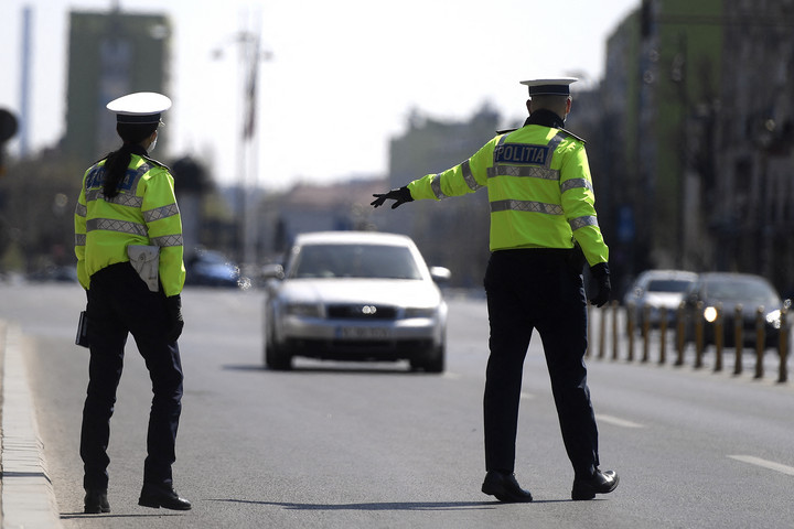 Igazoltatni akarták a rendőrök, a segélyhívót tárcsázta a 33 éves nő