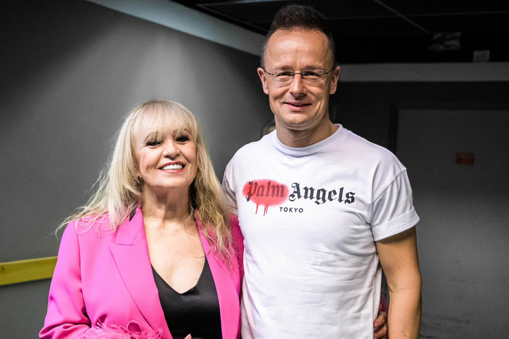 Fotó: Facebook/Szijjártó Péter Legendás énekesnővel fotózták le Szijjártó Pétert + VIDEÓ