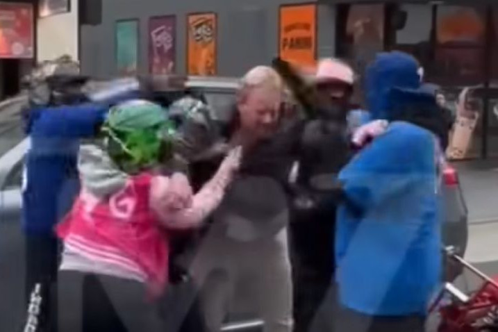 Videón, ahogy a népszerű hollywoodi sztár brutális bunyóba keveredik a motorosokkal