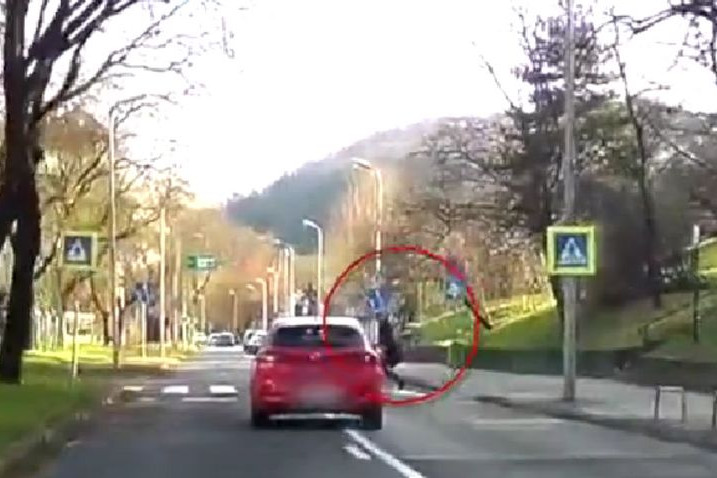 Őrült módjára hajtott át a zebrán: majdnem elgázolt egy gyalogost + VIDEÓ