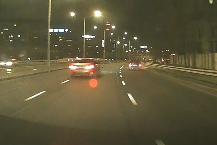 Biztos nem emlékezett a nyári tragédiára, őrült tempóban száguldott át az Árpád hídon + Videó