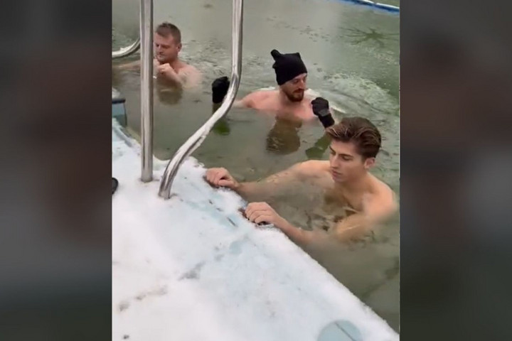 Így fürdik a jeges vízben Marco Rossi fia + VIDEÓ