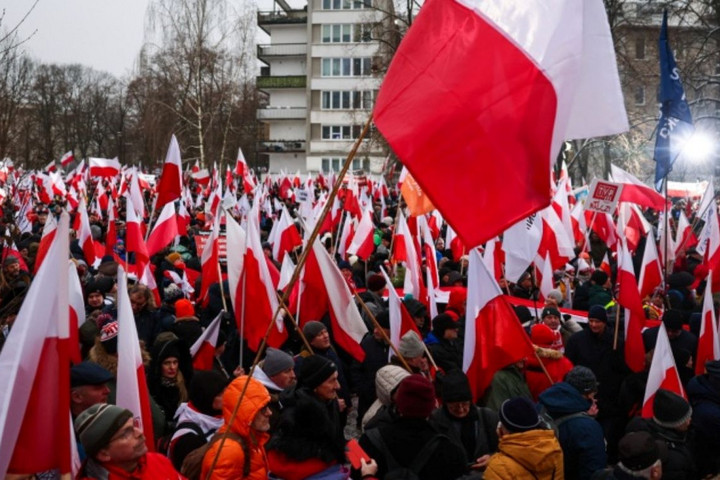 Hatalmas tömeg – erősen indult Morawieckiék tüntetése + VIDEÓK + KÉPGALÉRIA