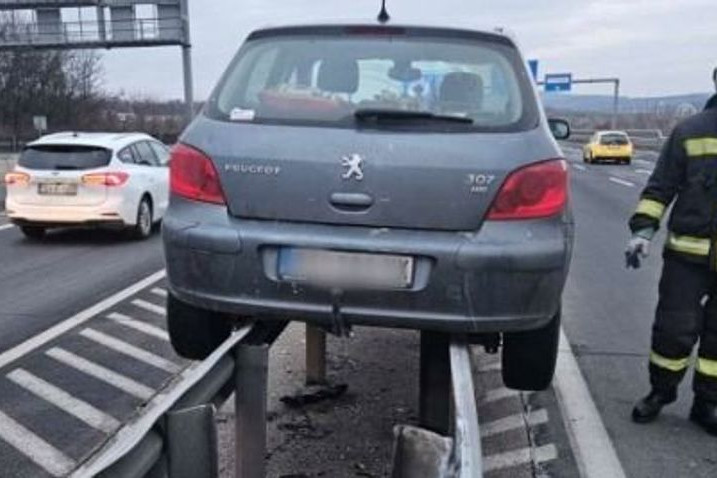 Fotó: Instagram/katasztrofavedelem_hivatalos Érthetetlen, hogy került a szalagkorlátra ez az autó