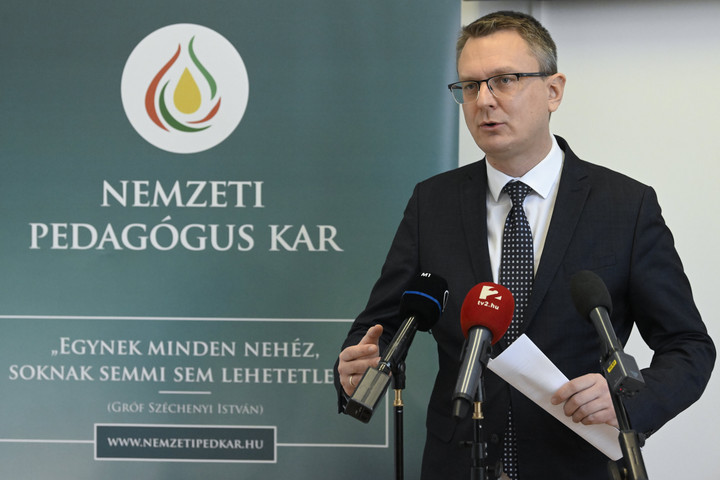 Fotó: MTI/Kovács Tamás Rétvári Bence: Nemcsak a tanárok alapbére emelkedett, hanem a pótlékaik összege is