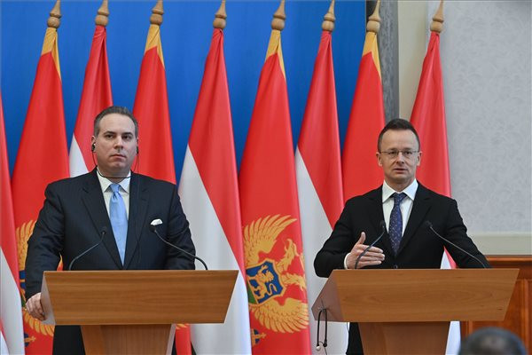 Szijjártó Péter: Az EU-nak fel kell hagynia a képmutatással és a tagjelöltek átverésével a bővítés gyorsításához