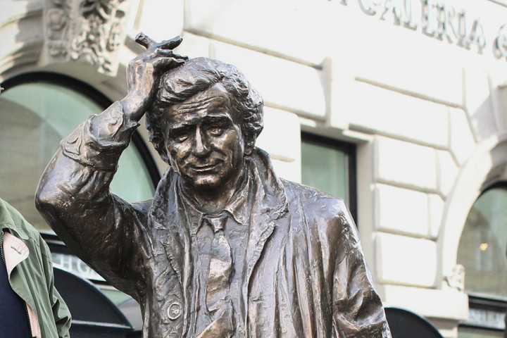 Fotó: MH archív/Horváth Péter Gyula Tudja, miért pont a Jászai Mari térnél van Columbo szobra? Elképesztő magyarázat a fővárosi rejtély mögött